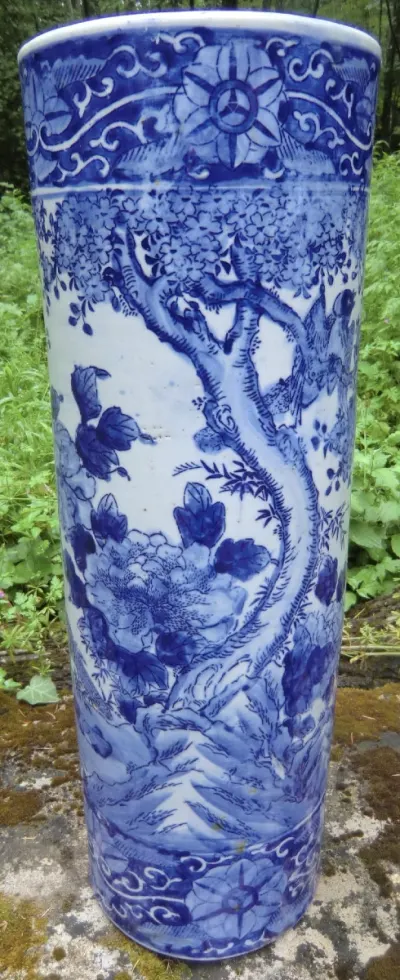Grand Vase Rouleau en Porcelaine Bleue et Blanche Japon Décor Naturaliste Haut : 62 cm
